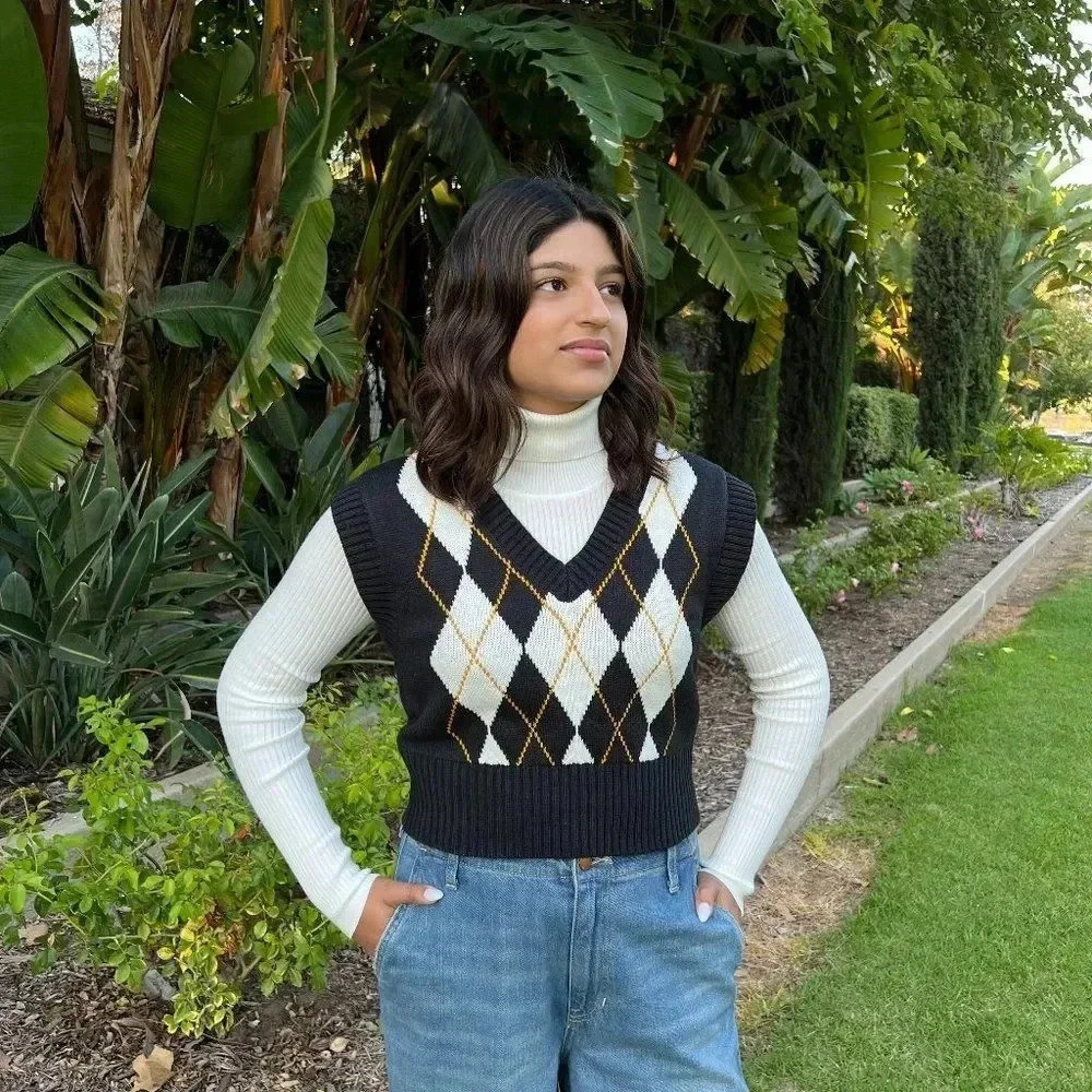 Argyle Sweater Vest Black/Multicolor V-Neck Soft Cozy Knitted Comfy